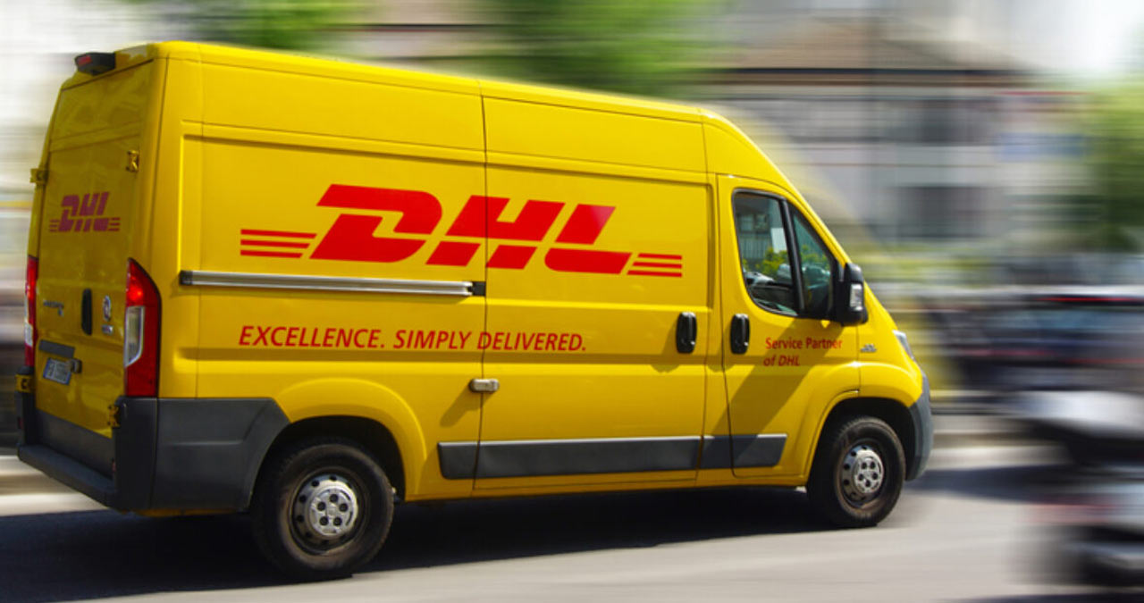 Curier DHL Express și platforma On Demand Delivery pe un telefon mobil